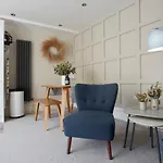 The Courtyard By Chateau Anna, Central York - Free Parking