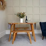 The Courtyard By Chateau Anna, Central York - Free Parking