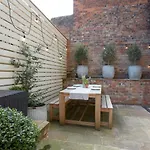 The Courtyard By Chateau Anna, Central York - Free Parking